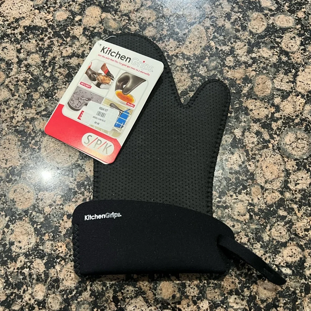 Sur La Table NWT Kitchen Grips Chef’s Small Black Mitt